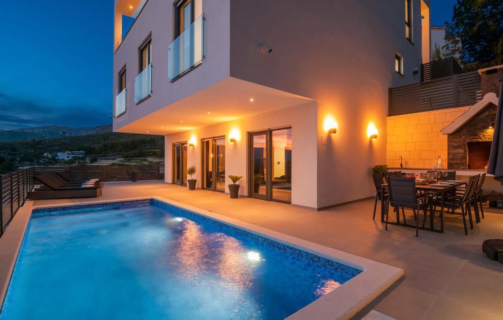 Apartment With Beautiful View, Modern Furnishing & Pool